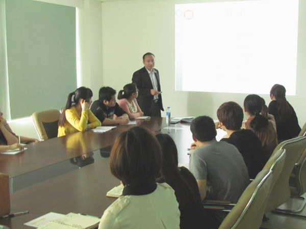 2013年4月24日，正睿老師對佳樂公司進(jìn)行倉儲管理的培訓(xùn)