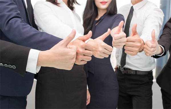 在企業(yè)管理中，專權(quán)式和民主式管理各有哪些優(yōu)缺點(diǎn)？