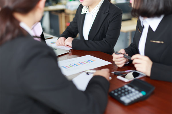 初創(chuàng)企業(yè)如何設(shè)定合理的薪酬策略吸引人才？