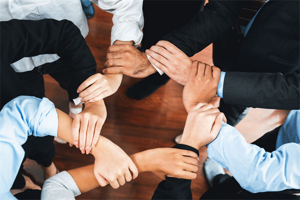 在制定企業(yè)戰(zhàn)略規(guī)劃時，如何平衡短期與長期目標(biāo)？