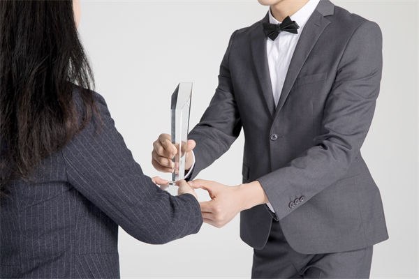 績效管理中，如何激勵優(yōu)秀員工，又幫助其提升？