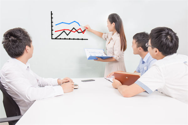 績(jī)效咨詢過(guò)程中，如何確保咨詢方案的落地實(shí)施？