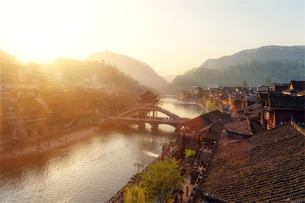 戰(zhàn)略規(guī)劃分析：村民不滿古鎮(zhèn)收門票，指引游客逃票