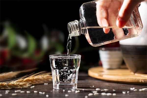 白酒遇冷，集體“降度”，關聯(lián)企業(yè)有何營銷啟示？